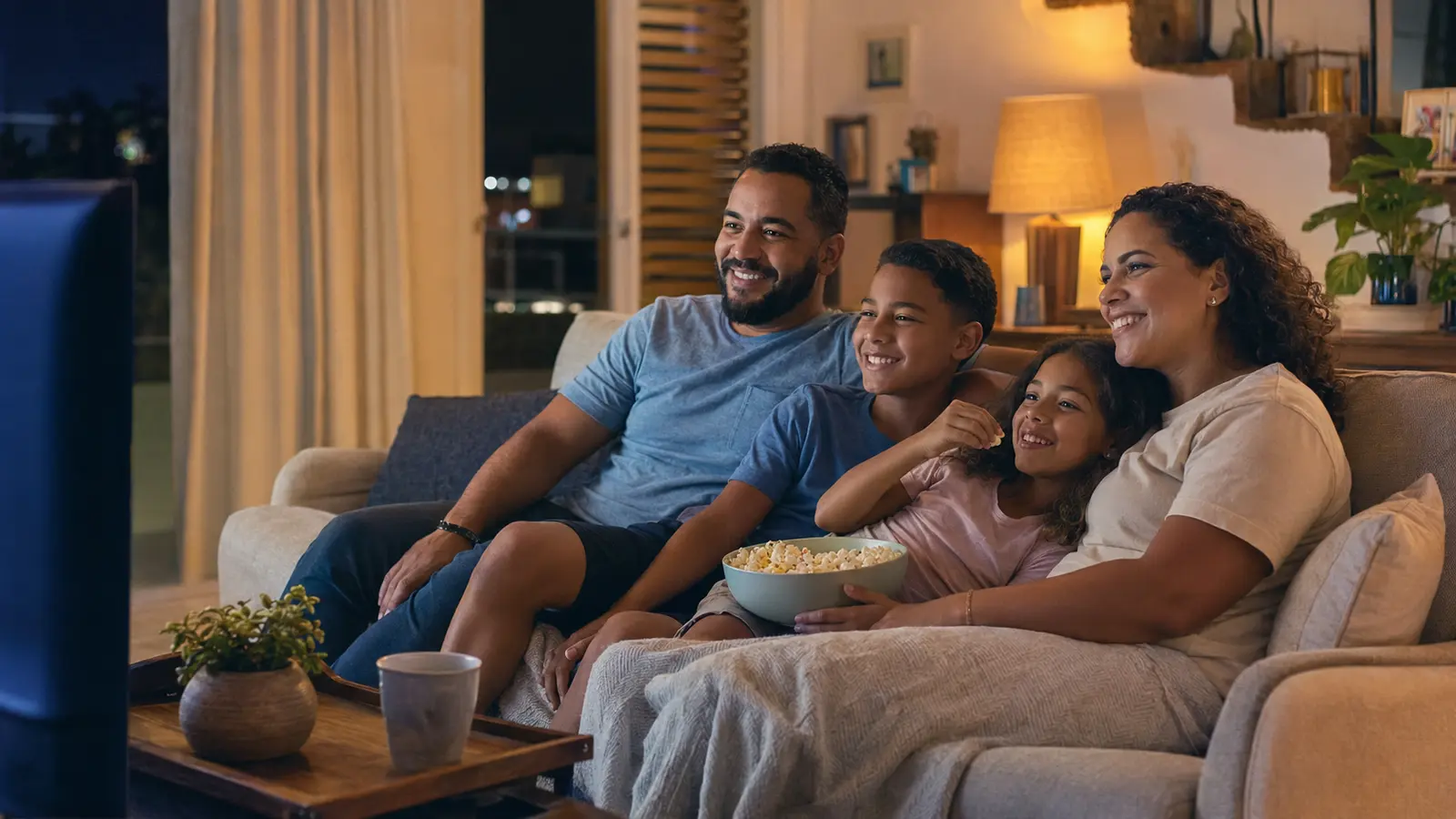 Familia disfrutando entretenimiento por internet en su hogar
